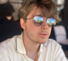 Loin des studios d'enregistrement et des plateaux de cinéma fréquentés par son père, le jeune homme explore un tout autre domaine : les neurosciences. 

Oscar Bruel sur Instagram