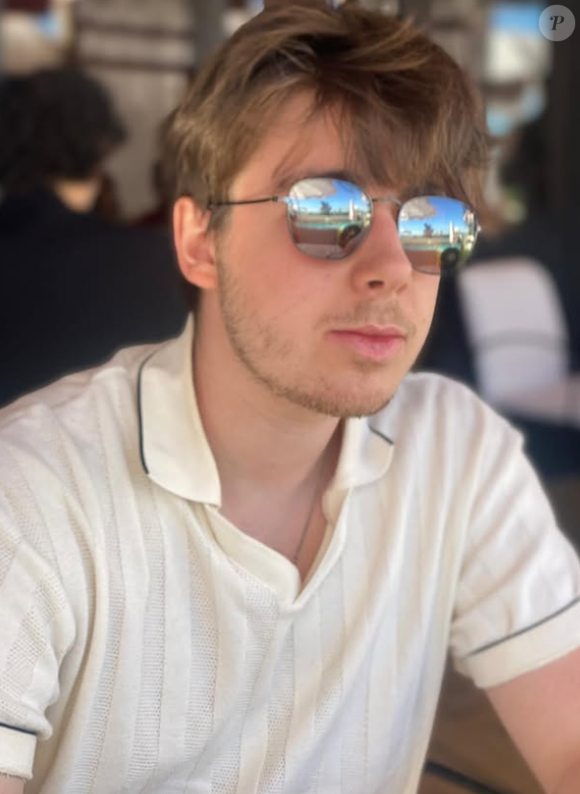 Loin des studios d'enregistrement et des plateaux de cinéma fréquentés par son père, le jeune homme explore un tout autre domaine : les neurosciences. 

Oscar Bruel sur Instagram