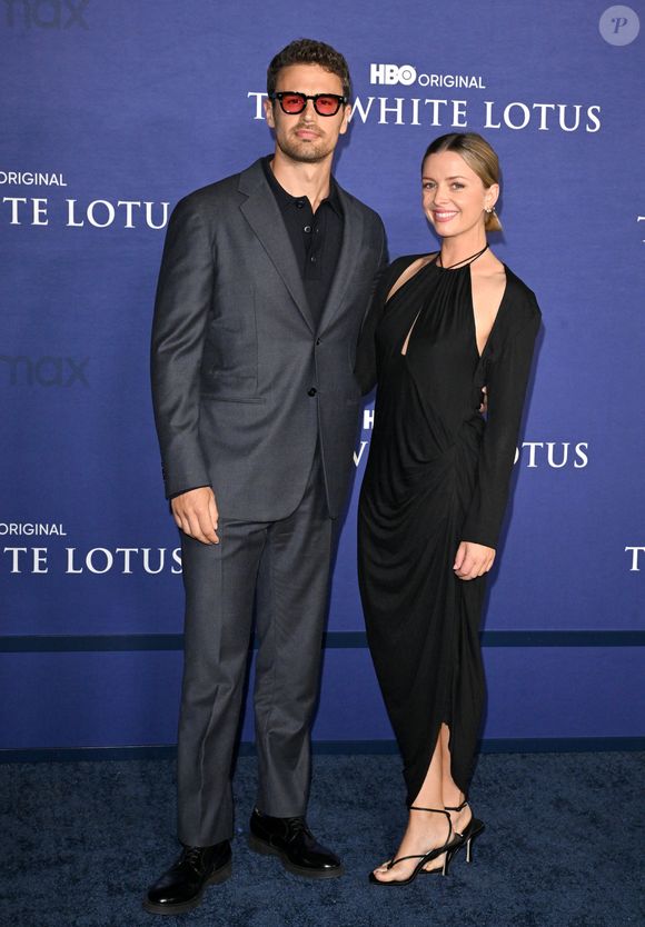 Theo James et Ruth Kearney à la première du film "The White Lotus" à Los Angeles, le 20 octobre 2022.

©Bestimage