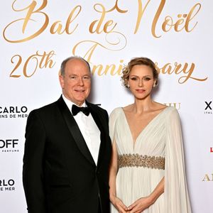 Le prince Albert II de Monaco et la princesse Charlene lors du Bal de Noël à la salle Empire de l'hôtel de Paris à Monaco, le 12 décembre 2025. © Bruno Bebert / Bestimage