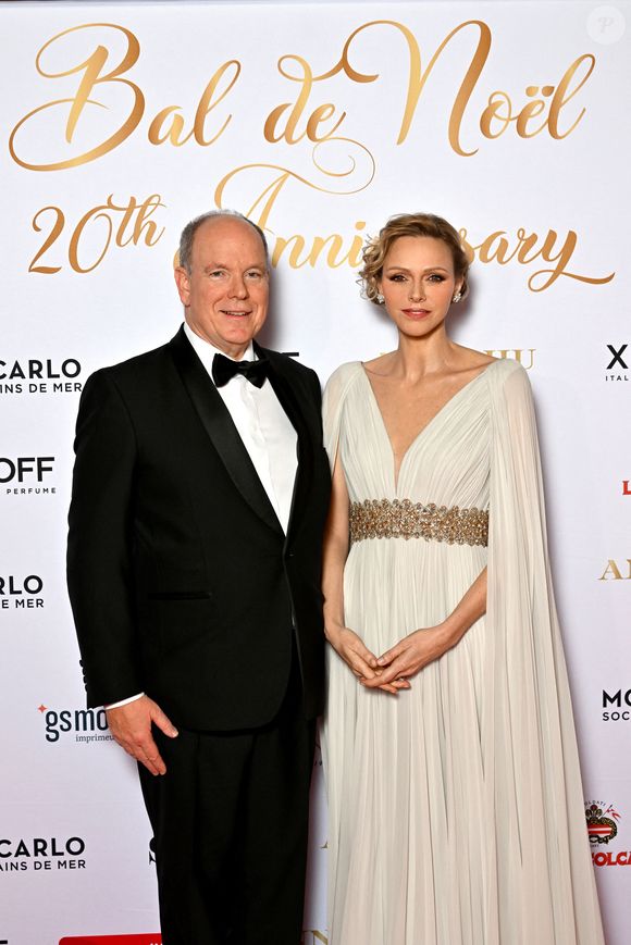 Le prince Albert II de Monaco et la princesse Charlene lors du Bal de Noël à la salle Empire de l'hôtel de Paris à Monaco, le 12 décembre 2025. © Bruno Bebert / Bestimage