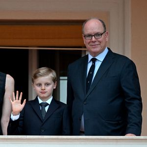 Le prince Albert II de Monaco, Le prince Jacques de Monaco, marquis des Baux lors de la célébration de la fête de la Saint Jean sur la Place du Palais princier de Monaco, le 23 juin 2025.
La Saint Jean est à l'origine une fête païenne puis chrétienne. Pour les païens, c'était une fête qui célébrait les moissons. Une fois christianisée, cette fête est devenue celle du solstice d'été et donc la fête de la lumière.

© Bruno Bebert / Bestimage