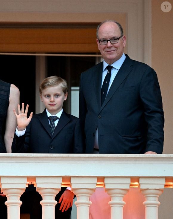 Le prince Albert II de Monaco, Le prince Jacques de Monaco, marquis des Baux lors de la célébration de la fête de la Saint Jean sur la Place du Palais princier de Monaco, le 23 juin 2025.
La Saint Jean est à l'origine une fête païenne puis chrétienne. Pour les païens, c'était une fête qui célébrait les moissons. Une fois christianisée, cette fête est devenue celle du solstice d'été et donc la fête de la lumière.

© Bruno Bebert / Bestimage