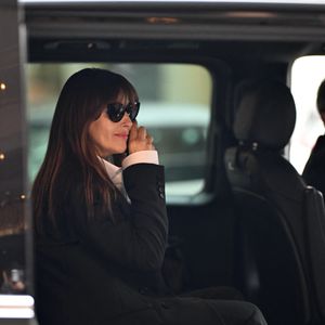 Élégante en tailleur noir et chemise blanche, elle a une nouvelle fois captivé le premier rang.

Monica Bellucci à la sortie de son hôtel lors de la Fashion Week de Milan (MLFW), le 25 février 2026.
© Yehiel Chekroune/Bestimage