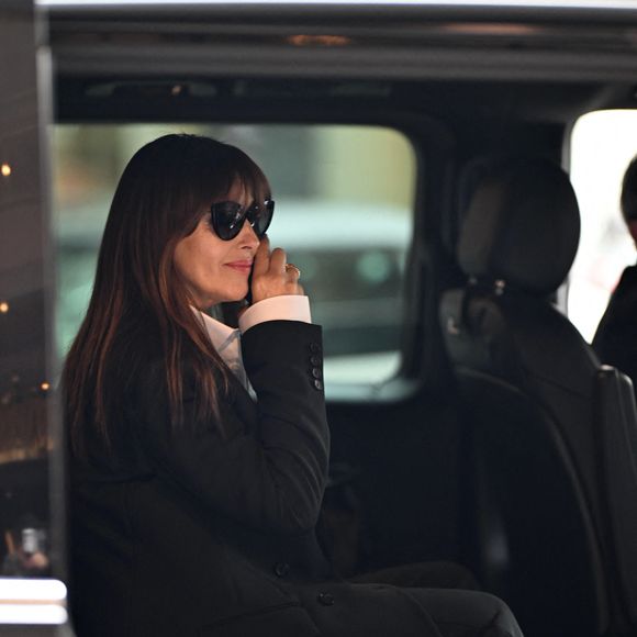 Élégante en tailleur noir et chemise blanche, elle a une nouvelle fois captivé le premier rang.

Monica Bellucci à la sortie de son hôtel lors de la Fashion Week de Milan (MLFW), le 25 février 2026.
© Yehiel Chekroune/Bestimage