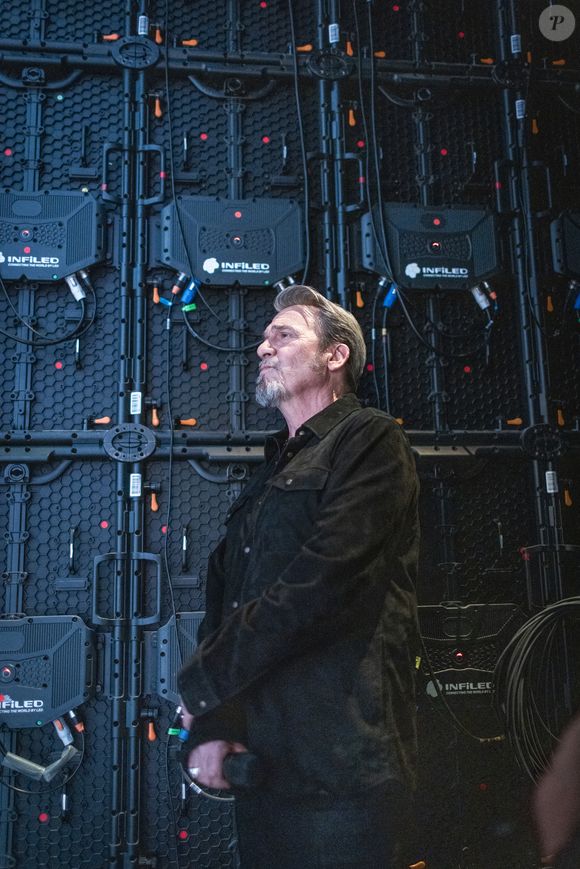 Exclusif - Florent Pagny en backstage de l'enregistrement de l'émission "Serge Lama, le dernier rappel" présentée par F. Bollaert, diffusée le vendredi 21 novembre 2025 sur France 3 à 21h10, au théâtre Marigny à Paris, France, le 29 avril 2025. © Clovis-Moreau/Bestimage