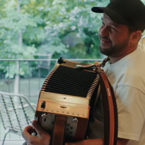 Claudio Capéo ouvre les portes de sa maison.
