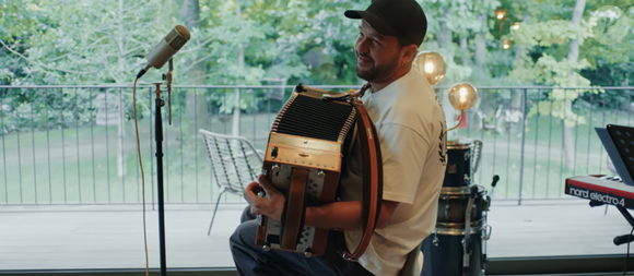 Claudio Capéo ouvre les portes de sa maison.