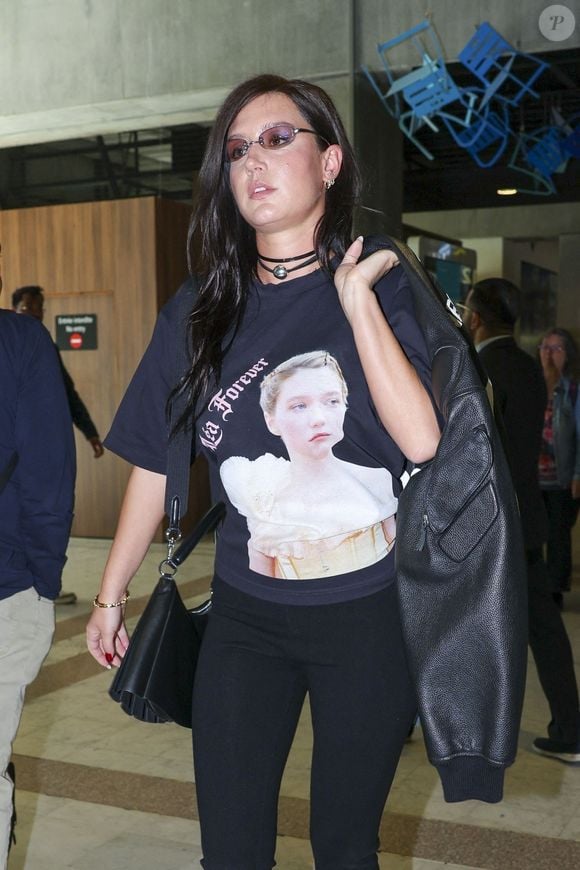 BGUK_3582915 - Cannes, FRANCE L'actrice française Adèle Exarchopoulos a été aperçue à son arrivée à l'aéroport de Nice avant le 79e Festival de Cannes, portant un ensemble entièrement noir composé d'un t-shirt graphique, d'un legging, d'un sac à bandoulière Lacoste et de mules noires. La star avait l'air à la fois confortable et chic alors qu'elle se préparait pour le festival sur la Côte d'Azur
Sur la photo : Adele Exarchopoulos 
Backgrid UK/ Bestimage