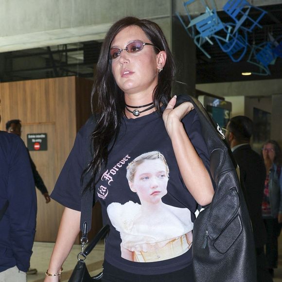 BGUK_3582915 - Cannes, FRANCE L'actrice française Adèle Exarchopoulos a été aperçue à son arrivée à l'aéroport de Nice avant le 79e Festival de Cannes, portant un ensemble entièrement noir composé d'un t-shirt graphique, d'un legging, d'un sac à bandoulière Lacoste et de mules noires. La star avait l'air à la fois confortable et chic alors qu'elle se préparait pour le festival sur la Côte d'Azur
Sur la photo : Adele Exarchopoulos 
Backgrid UK/ Bestimage