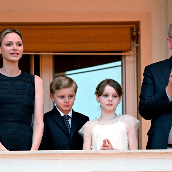 Le prince Albert II de Monaco, La princesse Charlène de Monaco, Le prince Jacques de Monaco, marquis des Baux,, La princesse Gabriella de Monaco, comtesse de Carladès lors de la célébration de la fête de la Saint Jean sur la Place du Palais princier de Monaco, le 23 juin 2025.

La Saint Jean est à l'origine une fête païenne puis chrétienne. Pour les païens, c'était une fête qui célébrait les moissons. Une fois christianisée, cette fête est devenue celle du solstice d'été et donc la fête de la lumière.

© Bruno Bebert / Bestimage