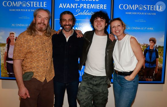Yann Samuell (réalisateur), Dalil Merad (producteur), Julien Le Berre, Alexandra Lamy lors de la première du film "Compostelle" au cinéma Le Grand Palace aux Sables-d'Olonne le 19 mars 2026. © Noël Carrier / Bestimage