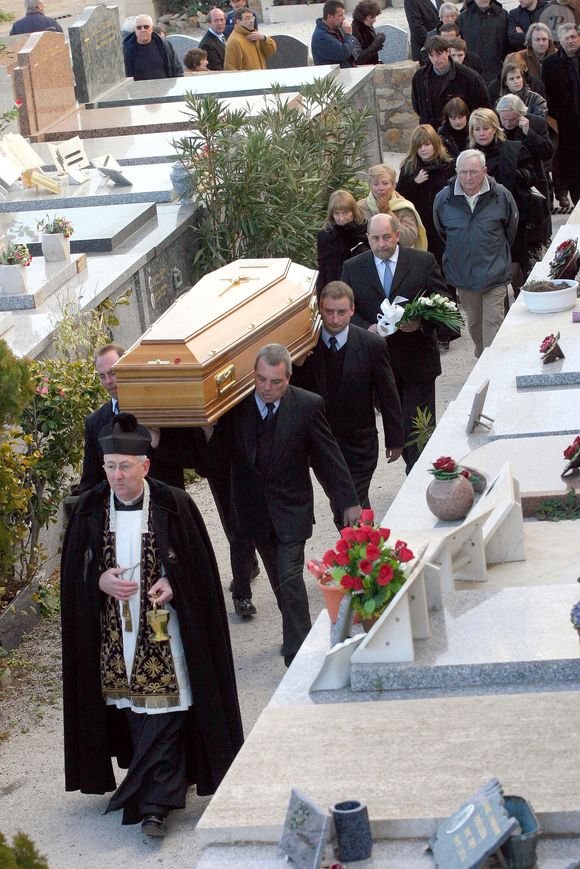 Cérémonie d'enterrement du chanteur et compositeur français Pierre Bachelet au cimetière marin de Saint-Tropez, dans le sud de la France, le 22 février 2005, en présence de sa famille. Photo par Gerald Holubowicz/Abaca.