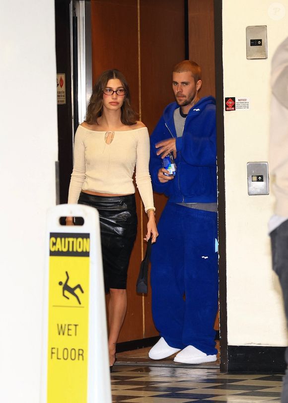 EXCLUSIVE West Hollywood, CA Justin et Hailey Bieber ont été aperçus en train de sortir après un dîner tardif au Sushi Park, gardant les choses décontractées pour leur soirée à West Hollywood. 



Sur la photo : Hailey Bieber, Justin Bieber