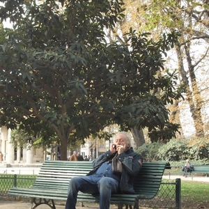C'est au lycée Chaptal qu'il a écrit ses premiers textes.
Didier Barbelivien déambule dans le parc Monceau le 6 janvier 2023. Photo : Youtube/DidierBarbelivien
