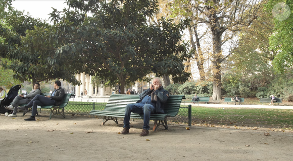 C'est au lycée Chaptal qu'il a écrit ses premiers textes.

Didier Barbelivien déambule dans le parc Monceau le 6 janvier 2023. Photo : Youtube/DidierBarbelivien