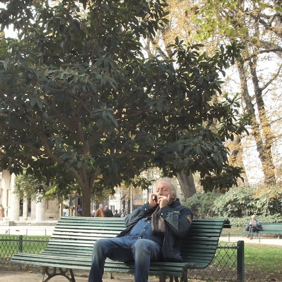 C'est au lycée Chaptal qu'il a écrit ses premiers textes.

Didier Barbelivien déambule dans le parc Monceau le 6 janvier 2023. Photo : Youtube/DidierBarbelivien
