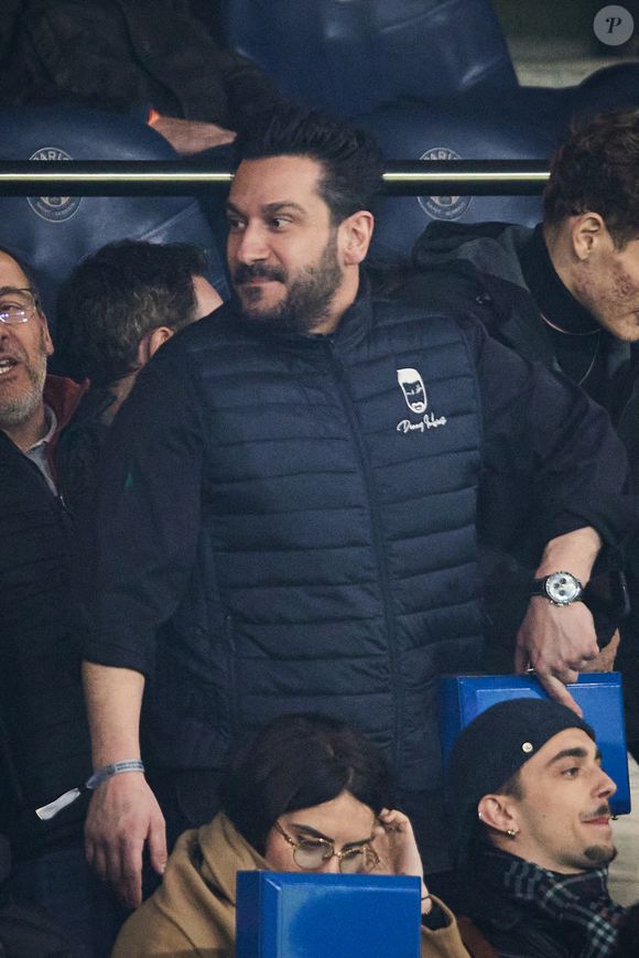 Le chef Denny Imbroisi - Célébrités dans les tribunes lors du match de Ligue 1 McDonald's opposant le Paris Saint-Germain (PSG) à l'Olympique de Marseille (OM) - (3-1) au Parc des Princes à Paris le 16 mars 2025. © Cyril Moreau/Bestimage
