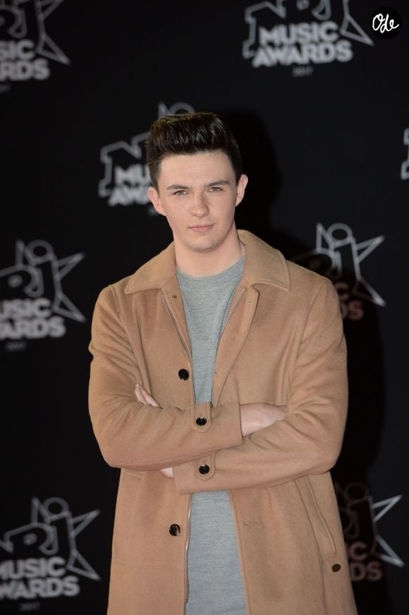 Il poursuit en expliquant que la situation est devenue critique au fil des mois : "Les crises de panique ne se sont pas arrêtées. Au contraire, elles ont empiré. Mon corps est constamment à bout, d'une manière que je n'aurais jamais imaginée".

Petit Biscuit (Mehdi Benjelloun) - 19ème édition des NRJ Music Awards à Cannes le 4 novembre 2017. © Rachid Bellak/Bestimage