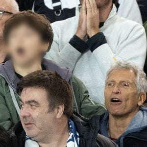 Nagui a assisté au Parc des Princes à la rencontre opposant le PSG au Bayern
Un match qu'il a vécu avec son fils Adrien

Nagui et son fils Adrien Fam - Célébrités dans les tribunes du match de Ligue des Champions entre le PSG contre le Bayern de Munich (1-2) au Parc des Princes à Paris. © Cyril Moreau/Bestimage