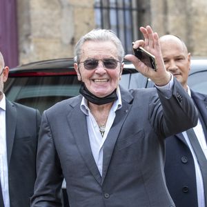 Alain Delon - Obsèques de Jean-Paul Belmondo en en l'église Saint-Germain-des-Prés, à Paris le 10 septembre 2021. © Cyril Moreau / Bestimage