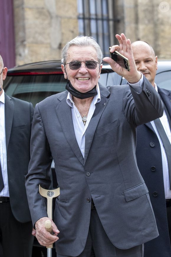 Alain Delon - Obsèques de Jean-Paul Belmondo en en l'église Saint-Germain-des-Prés, à Paris le 10 septembre 2021. © Cyril Moreau / Bestimage