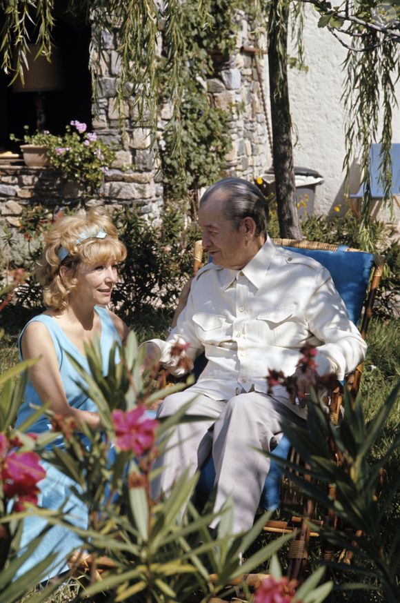Archives - En France, Jacqueline et Marcel Pagnol dans un jardin, sur le tournage d'une série documentaire en septembre 1972.