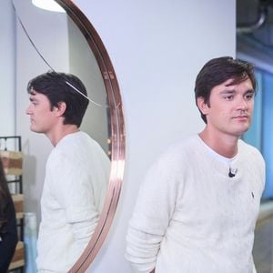 Exclusif - Alain-Fabien Delon avec sa compagne Laura Bensadoun en backstage de de l'émission "C à Vous" à Paris, France, le 18 octobre 2024. © Cyril Moreau/Bestimage