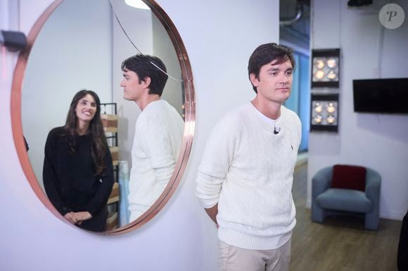 Exclusif - Alain-Fabien Delon avec sa compagne Laura Bensadoun en backstage de de l'émission "C à Vous" à Paris, France, le 18 octobre 2024. © Cyril Moreau/Bestimage