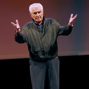 Le réalisateur Claude Lelouch a eu quatre épouses.

Claude Lelouch au théâtre Antoine à Paris. © Bertrand Rindoff / Bestimage