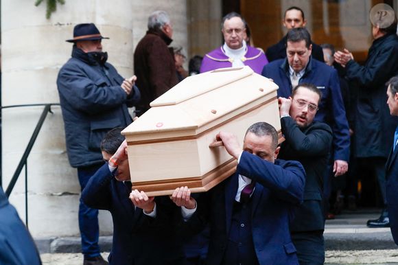 Illustration à la sortie des obsèques de Jean-Luc Petitrenaud en l'église Saint-Pierre-du-Gros-Caillou à Paris, France, le 17 janvier 2025. © Christophe Clovis/Bestimage