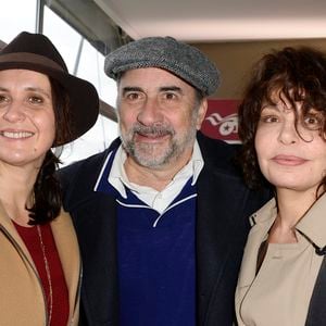 Isabelle Mergault avec Antoine Duléry et sa femme Pascale Pouzadoux lors de la 95ème édition du Prix d'Amérique Opodo à l'Hippodrome de Paris-Vincennes, le 31 janvier 2016. Crédit Guirec Coadic/Bestimage