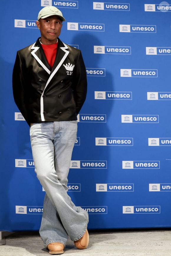 Le rappeur, producteur et créateur de mode américain Pharrell Williams reçoit un diplôme de la directrice générale de l'UNESCO A.Azoulay en tant qu'Ambassadeur de bonne volonté de l'UNESCO pour les arts, l'éducation et l'entreprenariat, au siège de l'UNESCO, à Paris, le 17 décembre 2024. 
© Stéphane Lemouton / Bestimage