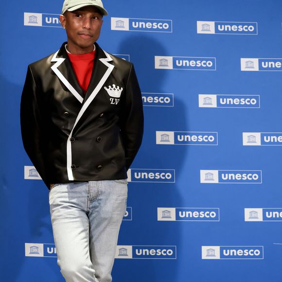 Le rappeur, producteur et créateur de mode américain Pharrell Williams reçoit un diplôme de la directrice générale de l'UNESCO A.Azoulay en tant qu'Ambassadeur de bonne volonté de l'UNESCO pour les arts, l'éducation et l'entreprenariat, au siège de l'UNESCO, à Paris, le 17 décembre 2024. 
© Stéphane Lemouton / Bestimage