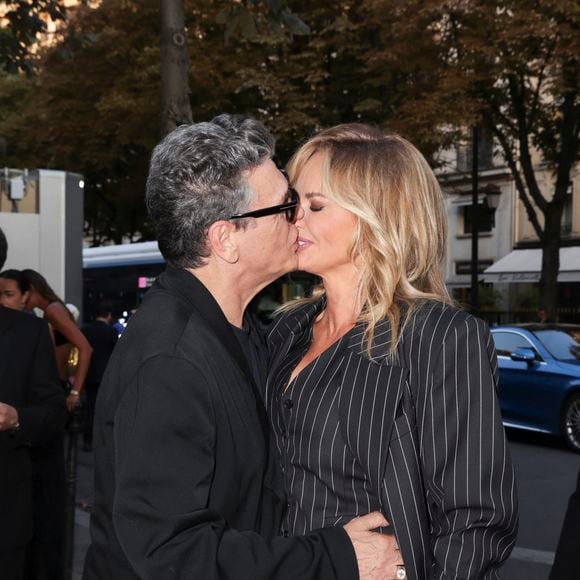 Il a souhaité que ce soit elle qui monte en premier dans le véhicule, n'hésitant pas à la caresser de la nuque au bas du dos lorsqu'elle a grimpé dans l'auto.

Marc Lavoine et sa compagne Adriana Karembeu arrivant au "Concerto pour la Paix" organisé par Omar Harfouch au Théâtre des Champs Élysées à Paris, France, le 18 Septembre 2024. 

© Perusseau / Tribeca / Bestimage