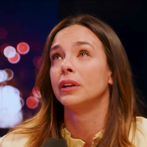 En expliquant que son plus grand bonheur était de passer du temps avec ses proches, l'ancienne Miss France a été submergée par l'émotion.

J'avais tout pour être heureuse... Et mon corps a lâché, avec Marine Lorphelin (Miss France) - Les Lueurs sur YouTube