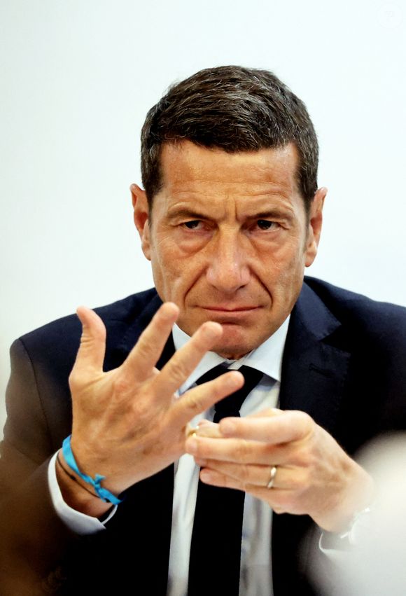 Il a annoncé rejoindre les rangs du mouvement « Nouvelle Énergie », fondé et dirigé par le maire de Cannes, David Lisnard.

Exclusif - David Lisnard, candidat à l'élection présidentielle, donne une conférence de presse au siège de son parti Nouvelle Energie pour la France sur le thème de la santé après une visite à l'institut du coeur le 5 mai 2026.
L'actuel maire de Cannes et président de l'AMF (association des maires de France) est venu présenter ses mesures en cas de victoire à l'élection présidentielle.

© Dominique Jacovides / Bestimage