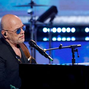 Le chanteur, interprète des tubes "Fan" ou encore "Tombé pour elle", reconnaît souffrir d'une dépendance devenue trop pesante au quotidien.

Pascal Obispo - Emission spéciale "Unis pour l'Ukraine" à la Maison de la Radio et de la Musique, à Paris le 8 mars 2022.

© Cyril Moreau / Jack Tribeca / Bestimage