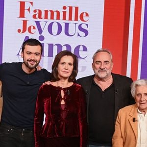 Exclusif - Antoine Dulery entouré par son frère Michel Dulery, ses fils Raphael et Lucien Dulery, sa femme Pascale Pouzadoux, sa mère Annick Dulery en backstage de l'enregistrement de l'émission "Famille je vous aime" présentée par Michel Drucker et qui sera diffusée le vendredi 29 mai sur France 3, à Paris, France, le 4 décembre 2025. © Gaffiot-Perusseau/Bestimage