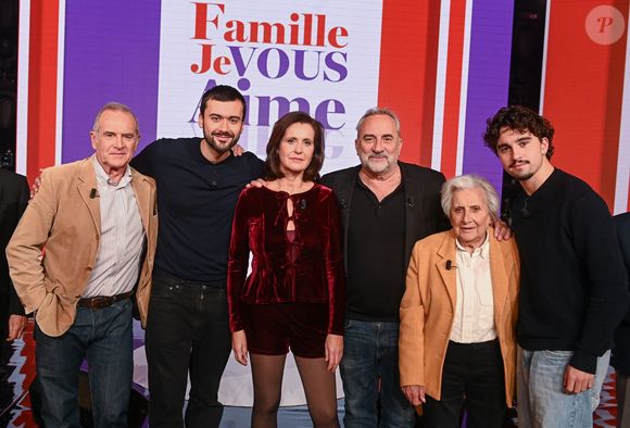 Exclusif - Antoine Dulery entouré par son frère Michel Dulery, ses fils Raphael et Lucien Dulery, sa femme Pascale Pouzadoux, sa mère Annick Dulery en backstage de l'enregistrement de l'émission "Famille je vous aime" présentée par Michel Drucker et qui sera diffusée le vendredi 29 mai sur France 3, à Paris, France, le 4 décembre 2025. © Gaffiot-Perusseau/Bestimage