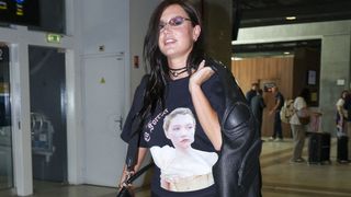 Arrivée d'Adèle Exarchopoulos à Cannes dans un look surprenant, son clin d'œil amusant à une autre personnalité du cinéma