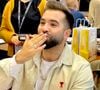 Depuis, il semblerait que Kendji Girac et Soraya ne regrettent pas leur décision. Et c'est donc en toute quiétude que la petite famille s'est envolée pour des vacances près de la mer.

Kendji Girac en dédicace à la 43ème Foire du Livre de Brive, le 8 novembre 2025.

© Fabien Faure / Bestimage