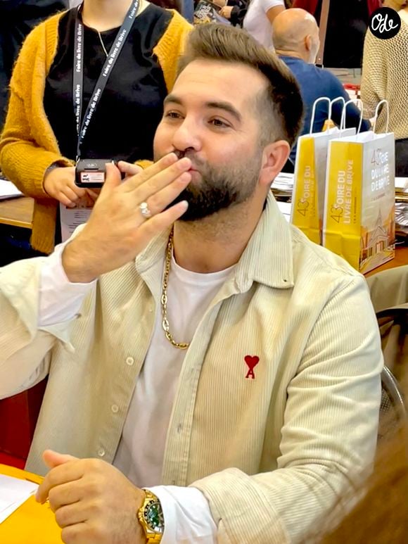 Depuis, il semblerait que Kendji Girac et Soraya ne regrettent pas leur décision. Et c'est donc en toute quiétude que la petite famille s'est envolée pour des vacances près de la mer.

Kendji Girac en dédicace à la 43ème Foire du Livre de Brive, le 8 novembre 2025.

© Fabien Faure / Bestimage