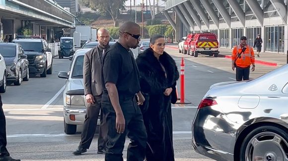 La femme de Kanye West en robe invisible aux Grammys et punie ? Les ...