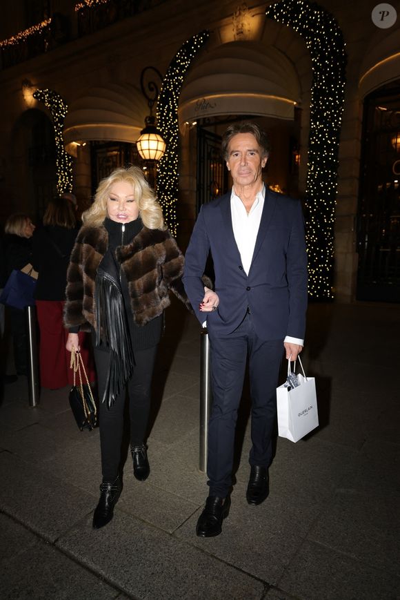 Paris, FRANCE - Jocelyn Wildenstein et Lloyd Klein posent devant nos caméras alors que le célèbre couple arrive pour dîner au chic Ritz Paris. 2024 (Backgrid USA / Bestimage).