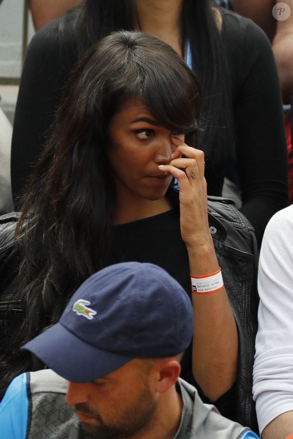 La chanteuse Shy'm et son père regardant son petit ami français Benoit Paire jouant le deuxième tour de l'2016 BNP Paribas tennis French Open au stade Roland-Garros, Paris, France le 25 mai 2016. Photo Henri Szwarc/ABACAPRESS.COM