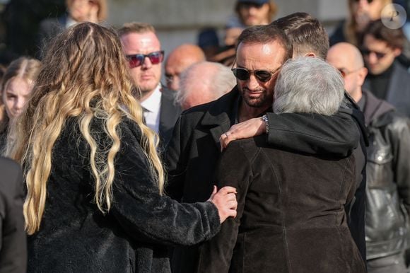 Milla Savarese, la fille de la défunte, le veuf Michel Ferrracci, et les parents de l'actrice, Brigitte et Daniel Dequenne à la sortie des obsèques d'Emilie Dequenne au cimetière Père Lachaise à Paris, France, le 26 mars 2025. © Cyril Moreau/Bestimage