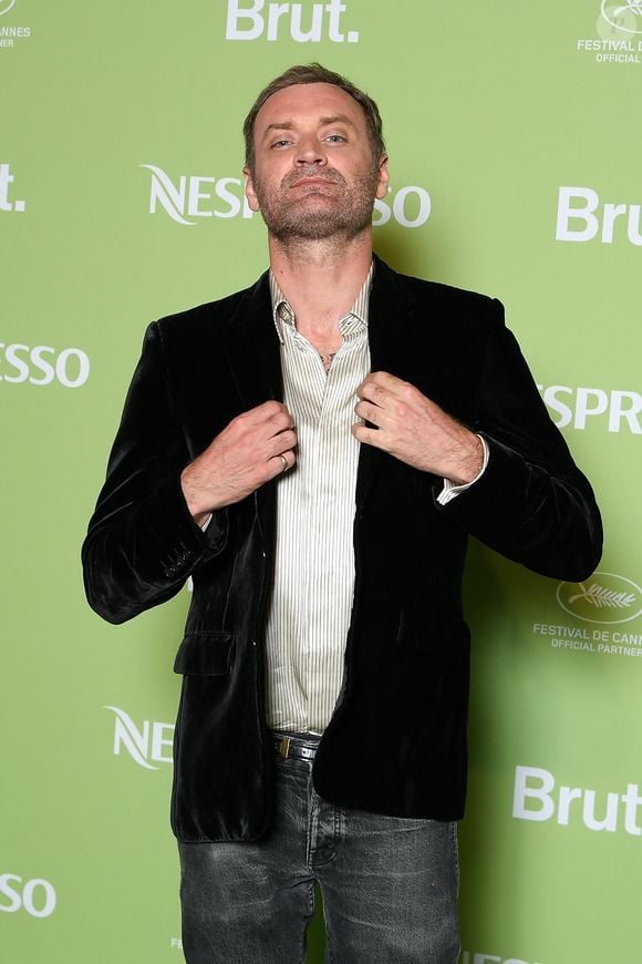 Cette phrase résonne avec son histoire familiale marquée par la maladie d’Alzheimer.

Augustin Trapenard - Soirée Nespresso x Brut 2025 lors du 78ème Festival de Cannes à La Plage Nespresso le 15 mai 2025. © Lionel Urman/Bestimage