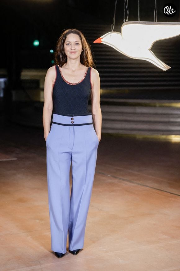 Le créateur a mis en scène ses créations dans un décor spectaculaire au Grand Palais.

Marion Cotillard au photocall du défilé Chanel Collection Femme Prêt-à-Porter Printemps/Eté 2027 lors de la Fashion Week de Paris (PFW) au Grand Palais, à Paris, France, le 5 octobre 2026.

© Olivier Borde/Bestimage