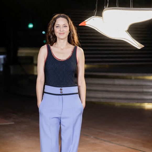 Le créateur a mis en scène ses créations dans un décor spectaculaire au Grand Palais.

Marion Cotillard au photocall du défilé Chanel Collection Femme Prêt-à-Porter Printemps/Eté 2027 lors de la Fashion Week de Paris (PFW) au Grand Palais, à Paris, France, le 5 octobre 2026.

© Olivier Borde/Bestimage